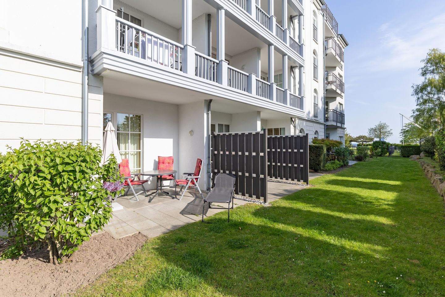 Apartmenthaus Atlantik Apartmenthaus Atlantik 006 Kühlungsborn - Terrasse mit Gartenmöbeln und Grünfläche