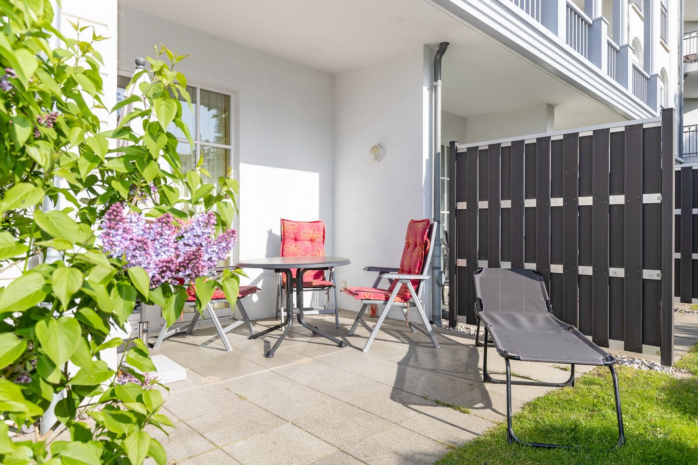 Apartmenthaus Atlantik Apartmenthaus Atlantik 006 Kühlungsborn - Terrasse mit Gartenmöbeln