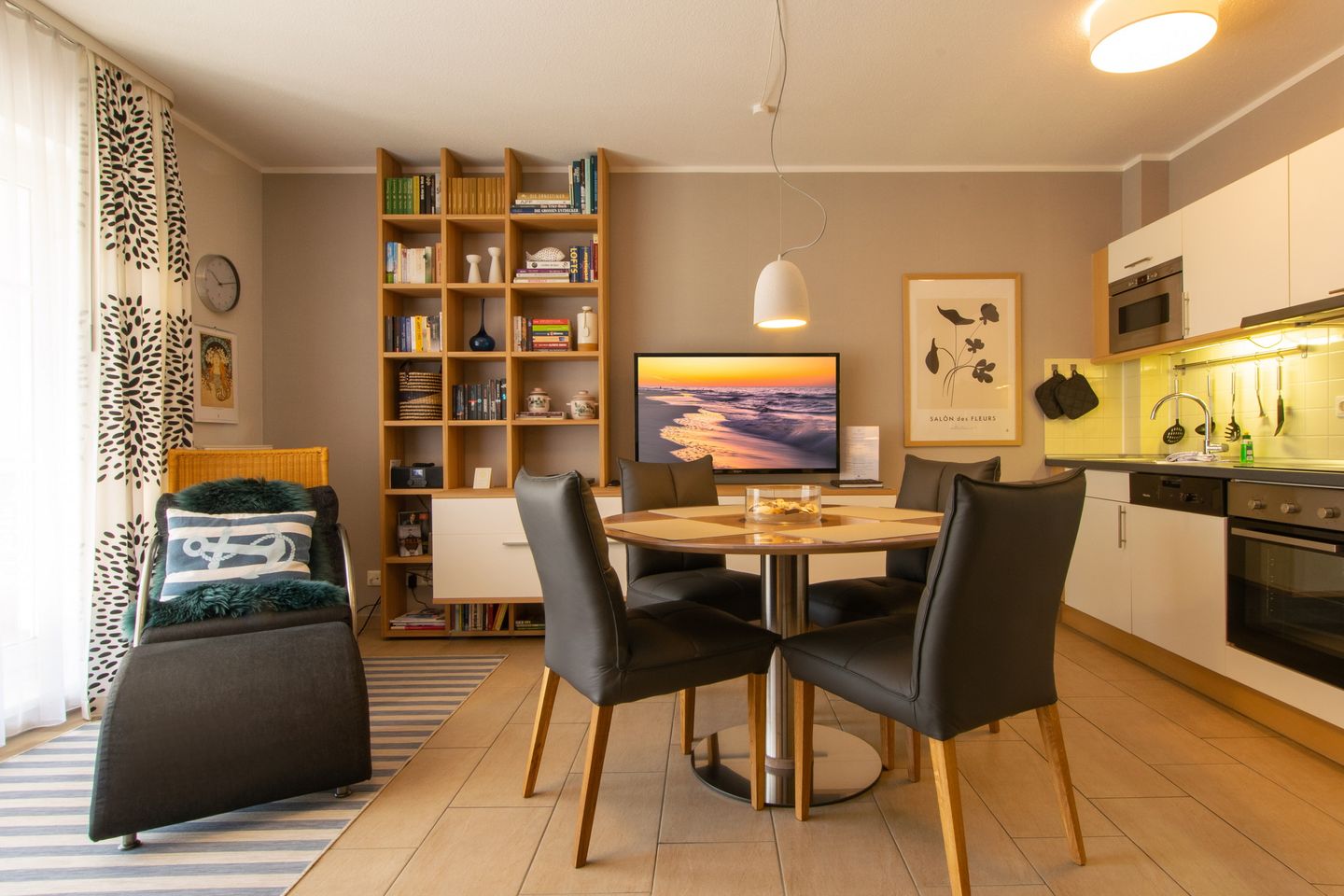 Inselstrand Inselstrand 119 Usedom - Wohn-Essbereich mit Couch und Küchenzeile