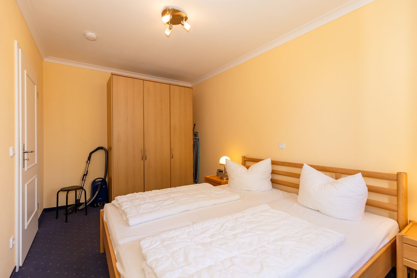 Apartment-Residenz Ostseestrand Apartment-Residenz Ostseestrand 17 Kühlungsborn - Schlafzimmer mit Doppelbett und Kleiderschrank