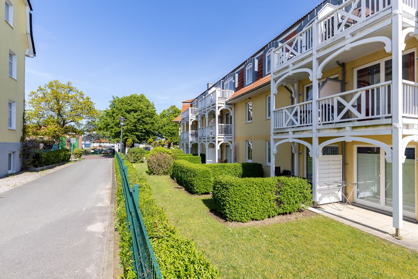 Apartment-Residenz Ostseestrand Apartment-Residenz Ostseestrand 17 Kühlungsborn - Terrasse mit Gartenmöbeln