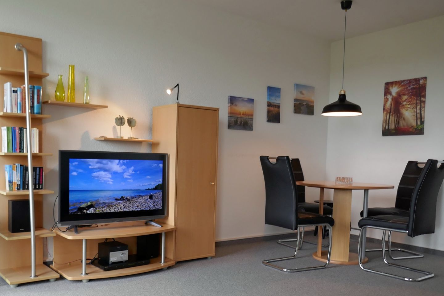 Sünnslag Sünnslag 37 Boltenhagen - Wohn-Essbereich mit Couch und Flatscreen-TV