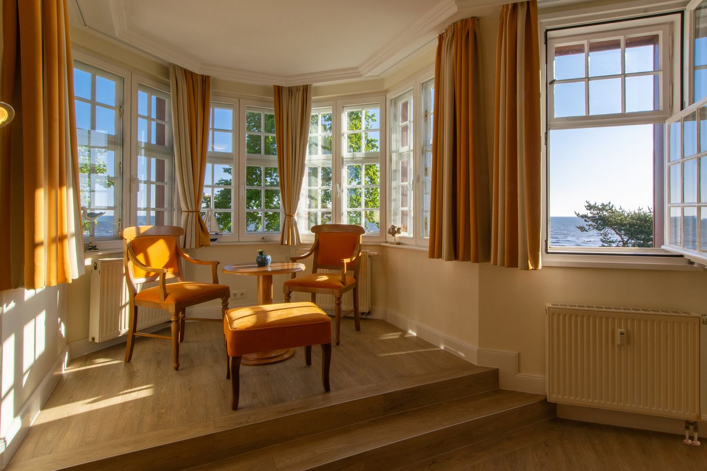 Seehof Seehof 23 Usedom - Wohn-Essbereich mit Couch und Esstisch