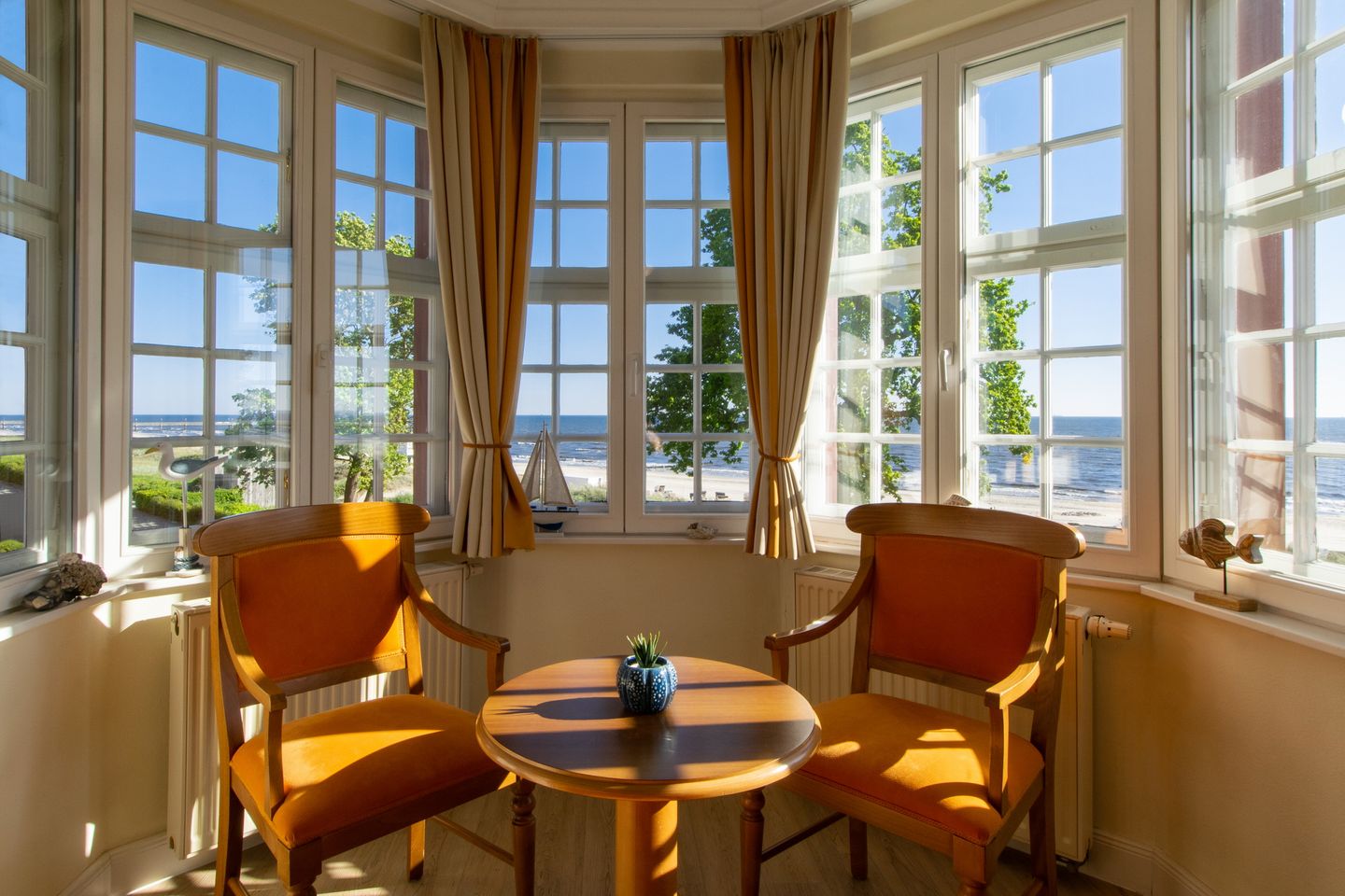 Seehof Seehof 23 Usedom - Wohn-Essbereich mit Couch mit Sitzgelegenheit