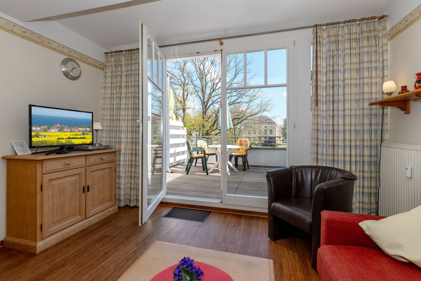 Meeresblick Meeresblick 206 Kühlungsborn - Wohn-Essbereich mit Couch und Flatscreen-TV