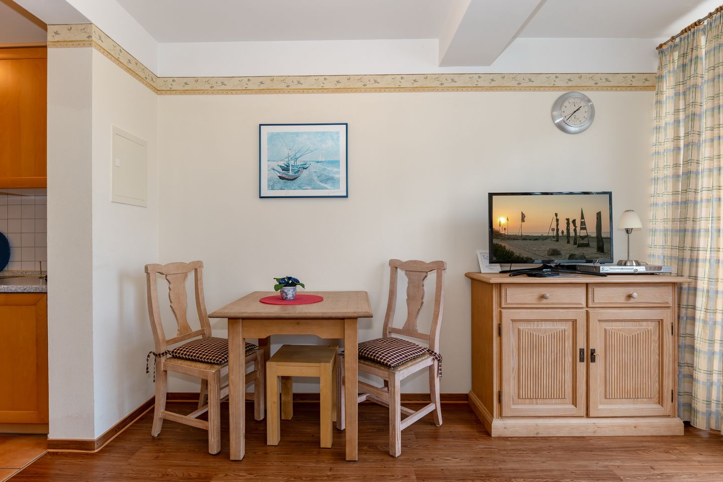 Meeresblick Meeresblick 206 Kühlungsborn - Wohn-Essbereich mit Couch und Esstisch