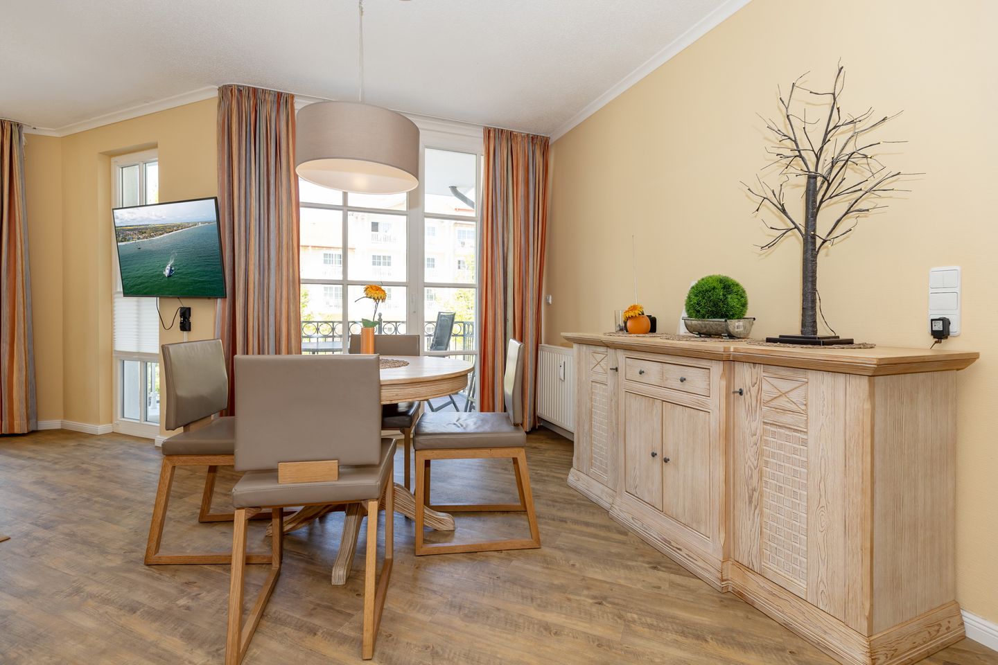 Apartmenthaus Atlantik Apartmenthaus Atlantik 102 Kühlungsborn - Wohn-Essbereich mit Esstisch und Sitzgelegenheit