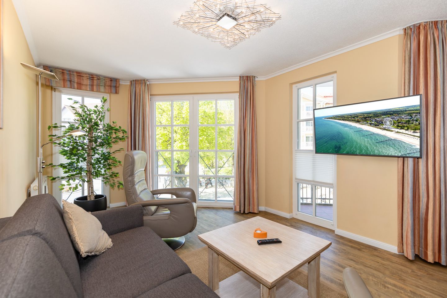 Apartmenthaus Atlantik Apartmenthaus Atlantik 102 Kühlungsborn - Wohn-Essbereich mit Couch und Flatscreen-TV