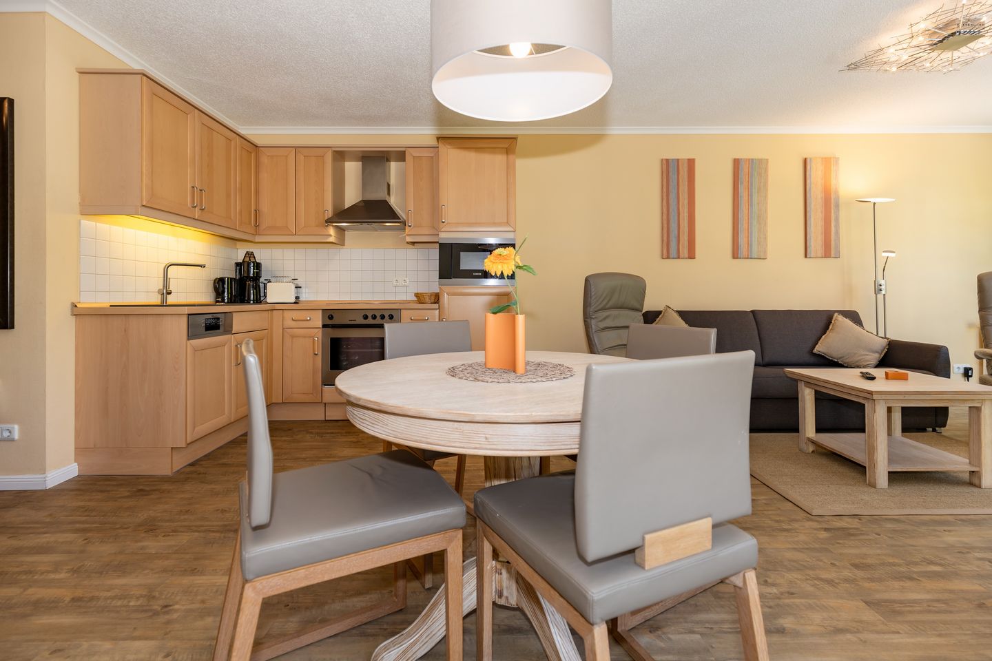 Apartmenthaus Atlantik Apartmenthaus Atlantik 102 Kühlungsborn - Küchenzeile mit Esstisch und Sitzgelegenheit