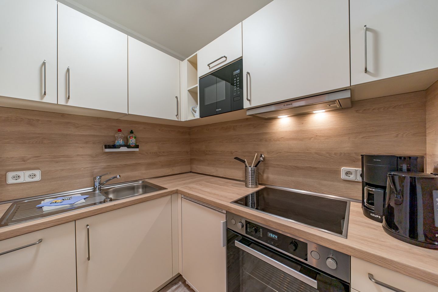 Hus Inselkieker Hus Inselkieker 218  Schillig - Küchenzeile mit Backofen und Mikrowelle