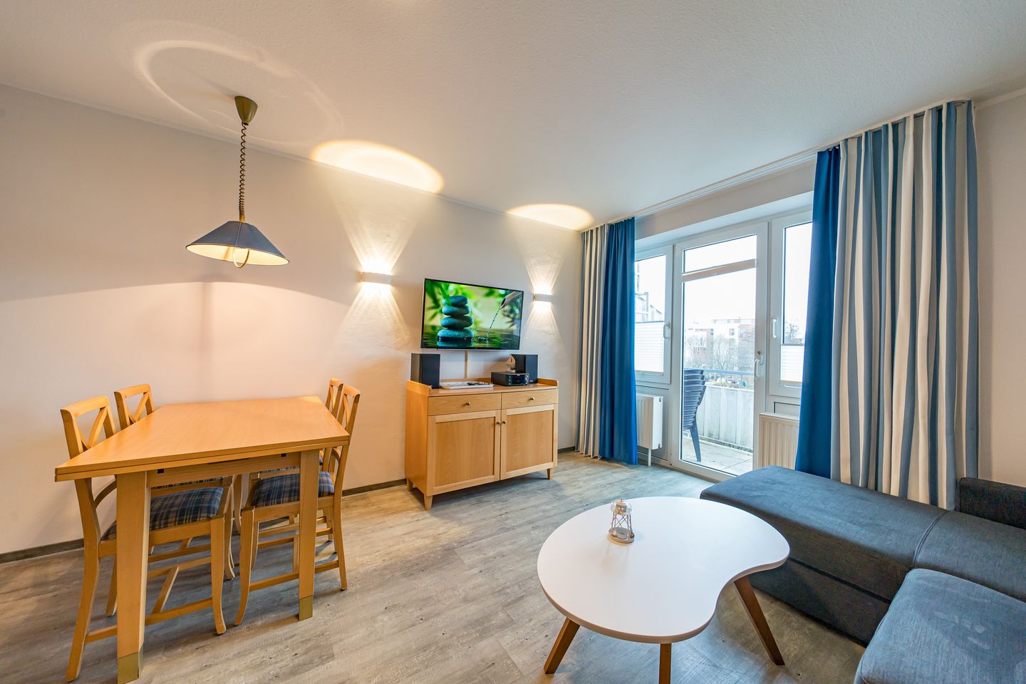 Hus Inselkieker Hus Inselkieker 218  Schillig - Wohnzimmer mit Esstisch und TV