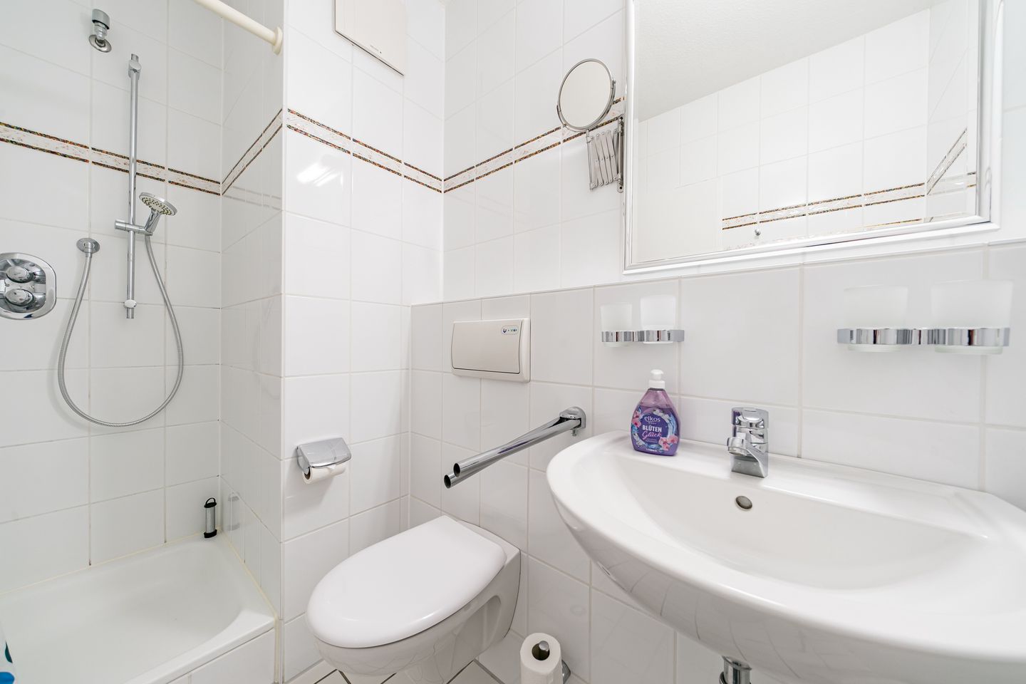 Hus Inselkieker Hus Inselkieker 218  Schillig - Badezimmer mit Dusche und Waschtisch