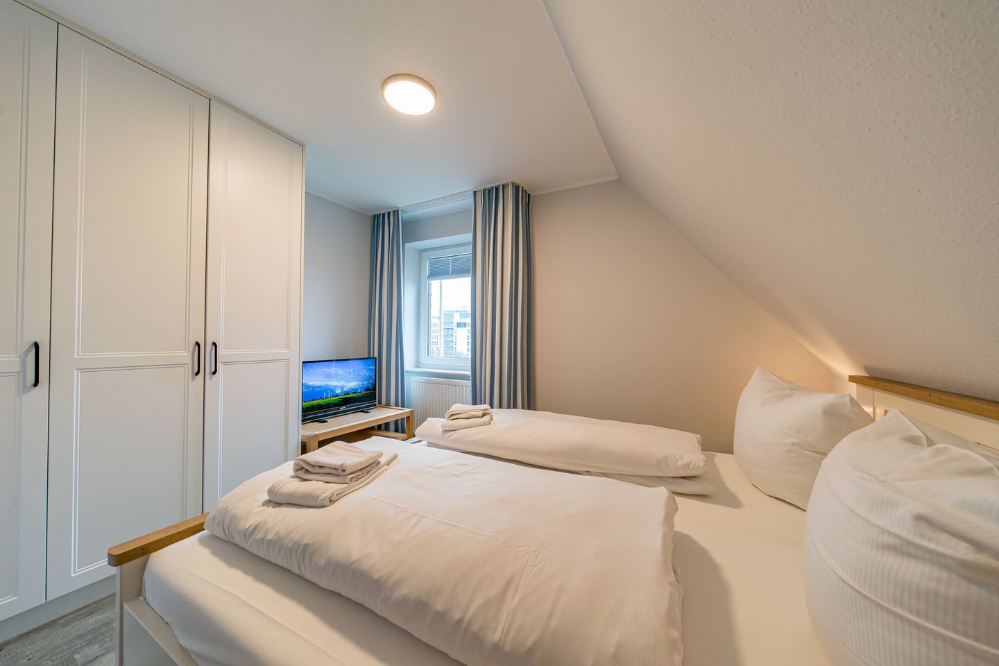 Hus Inselkieker Hus Inselkieker 218  Schillig - Schlafzimmer mit Kleiderschrank und TV