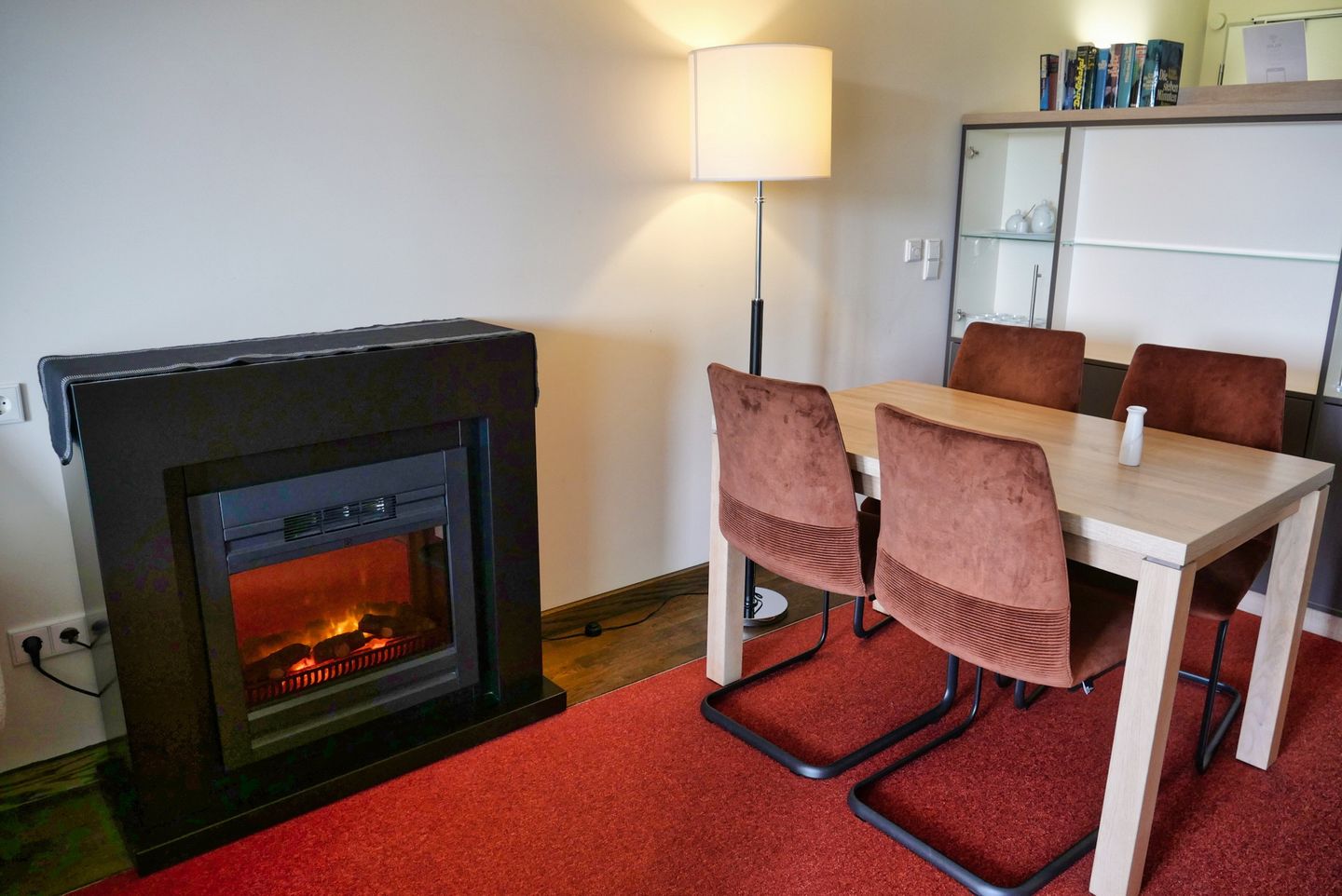 Resort Deichgraf Resort Deichgraf 31-12 Wremen - Wohn-Essbereich mit Esstisch und Kamin