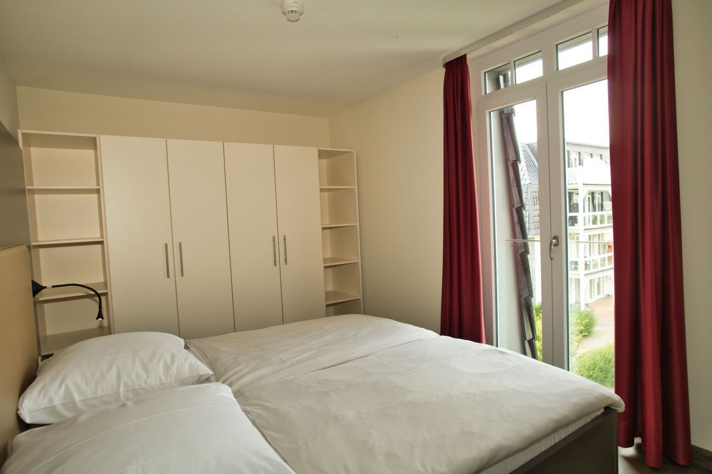 Resort Deichgraf Resort Deichgraf 31-12 Wremen - Schlafzimmer mit Doppelbett und Kleiderschrank