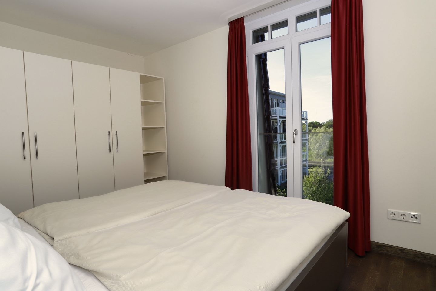 Resort Deichgraf Resort Deichgraf 31-12 Wremen - Schlafzimmer mit Doppelbett und Kleiderschrank