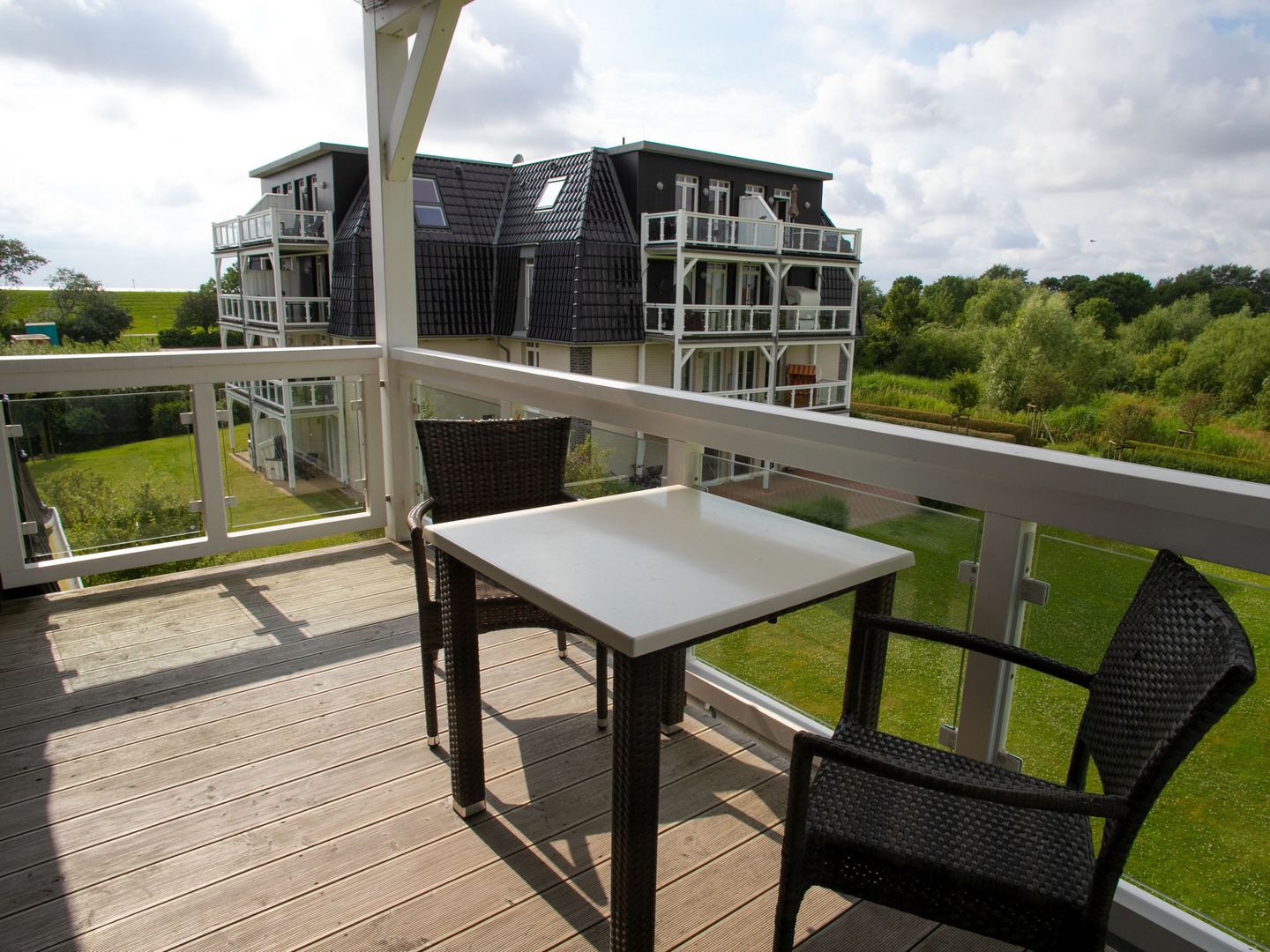 Resort Deichgraf Resort Deichgraf 31-12 Wremen - Balkon mit Gartenmöbeln