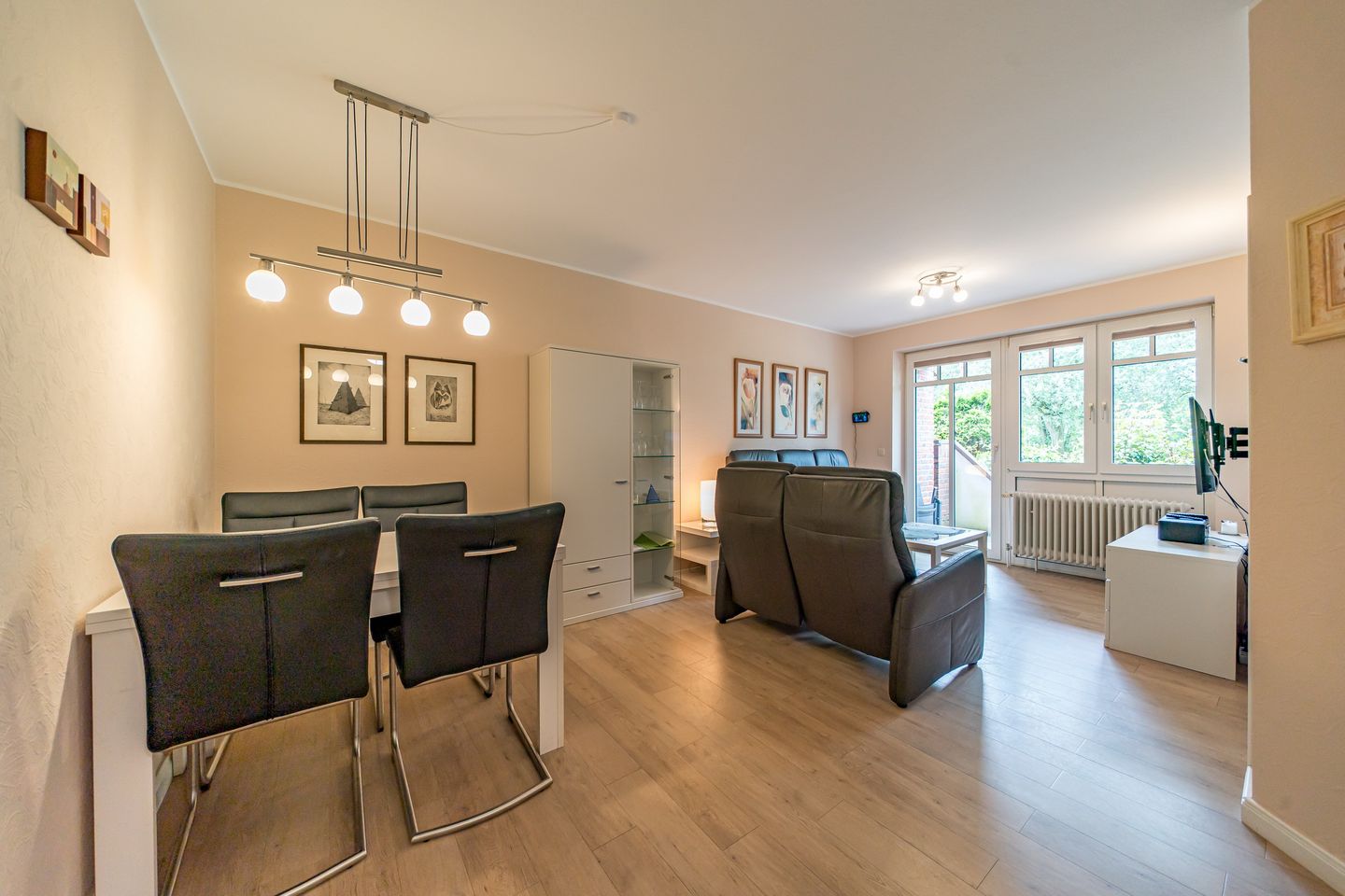 Haus Boje Haus Boje 3 Schillig - Wohn-Essbereich mit Couch und Esstisch