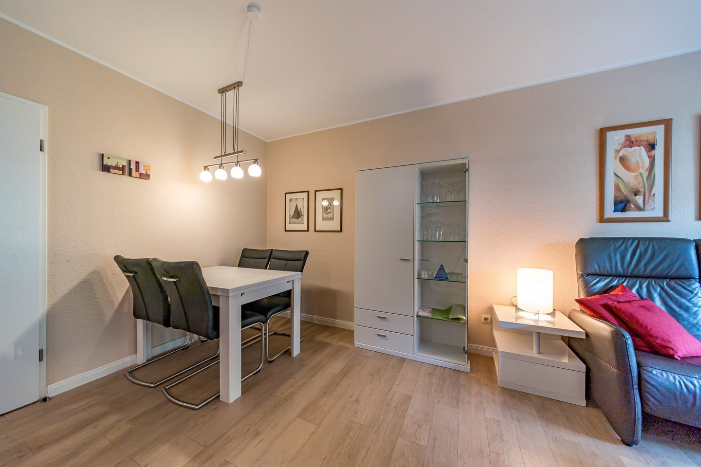 Haus Boje Haus Boje 3 Schillig - Wohn-Essbereich mit Esstisch und Sitzgelegenheit