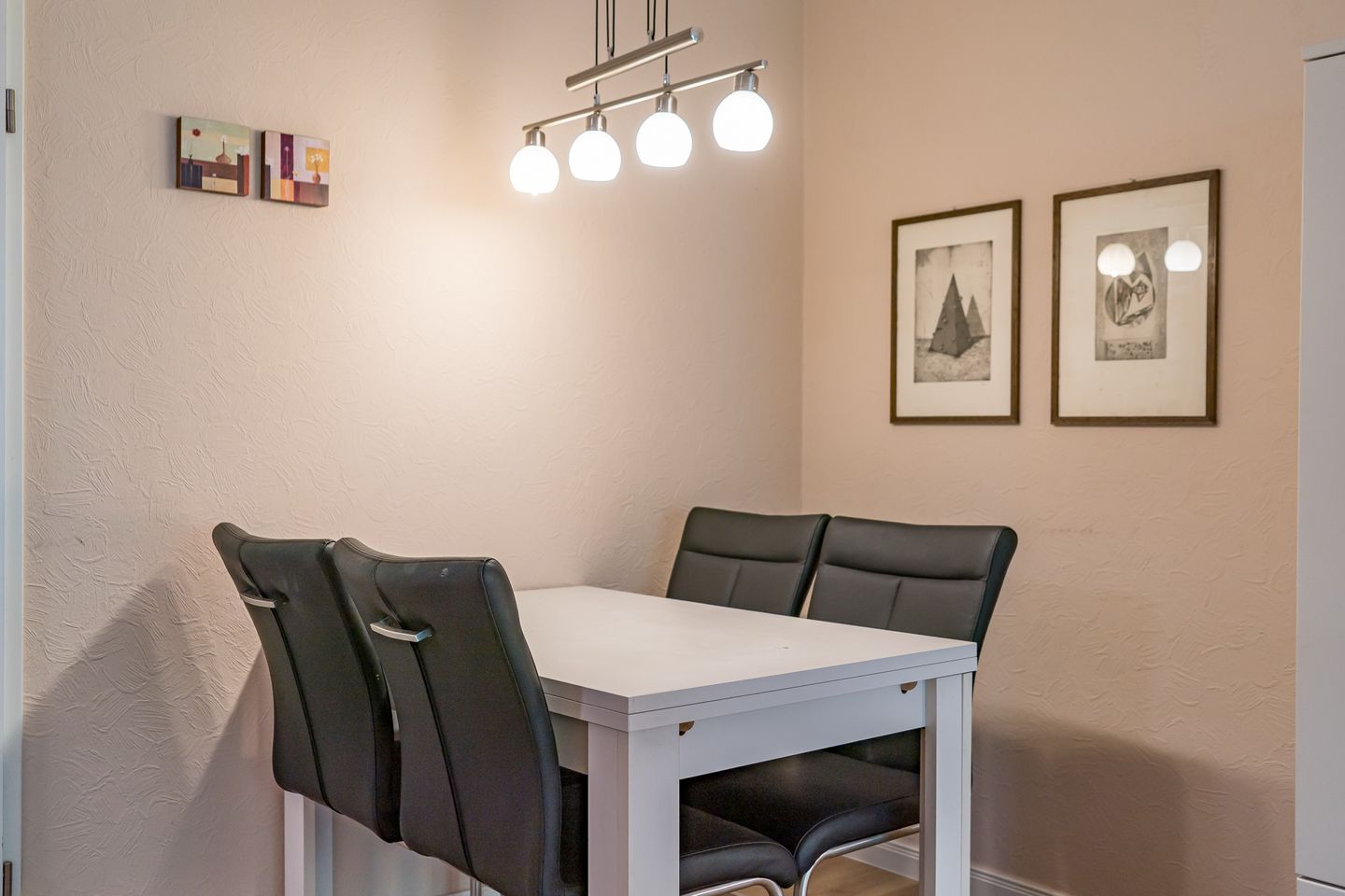 Haus Boje Haus Boje 3 Schillig - Wohn-Essbereich mit Esstisch und Sitzgelegenheit