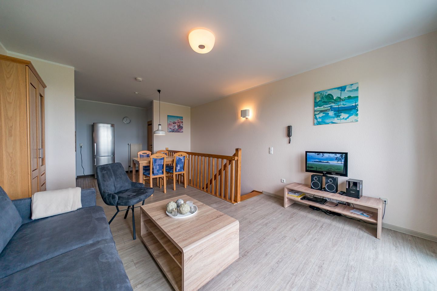 Hus Strandkieker Hus Strandkieker 01 Schillig - Wohn-Essbereich mit Couch und Flatscreen-TV