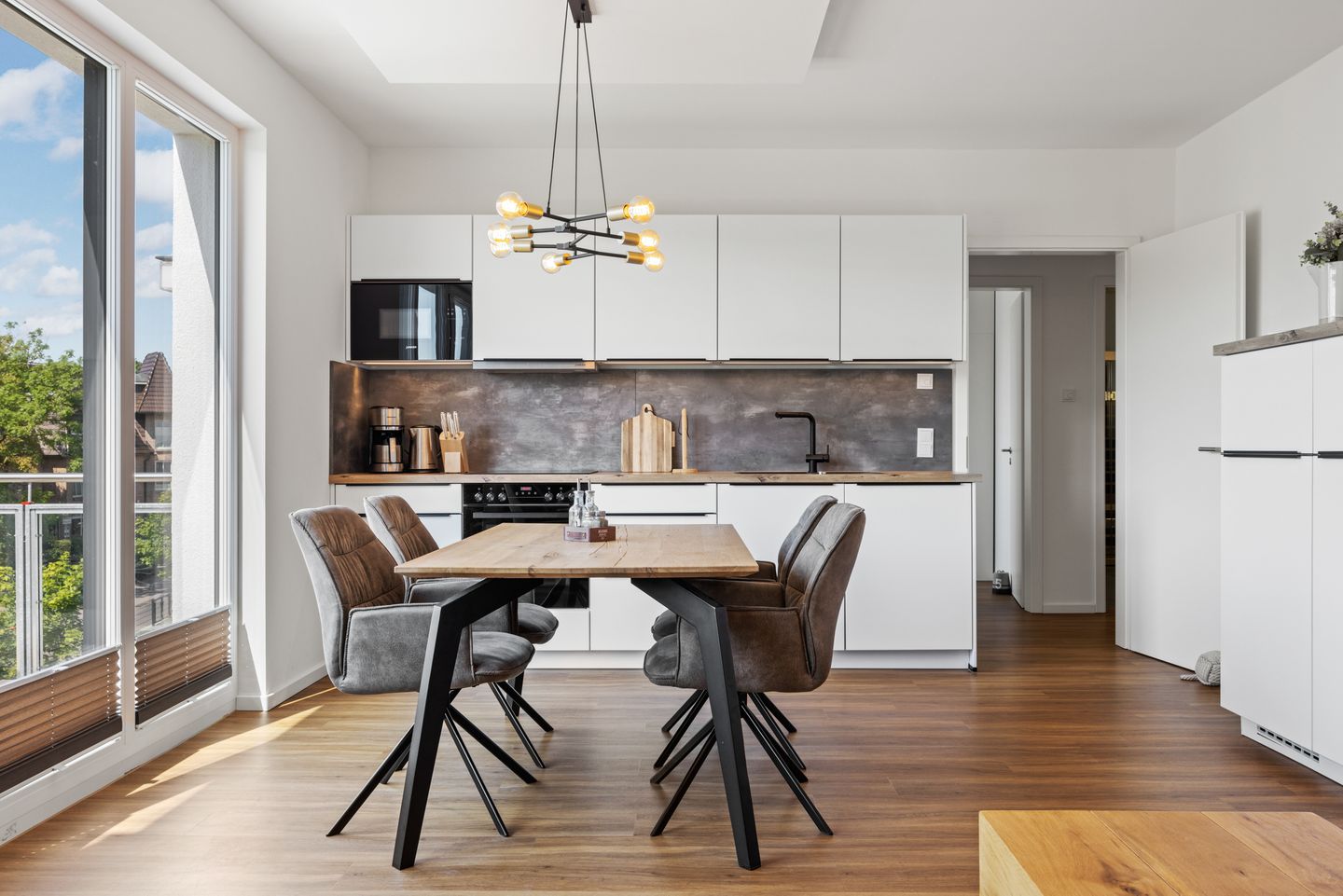 Weiße Villen Weiße Villen 1-09 Boltenhagen - Wohn-Essbereich mit Esstisch und Sitzgelegenheit