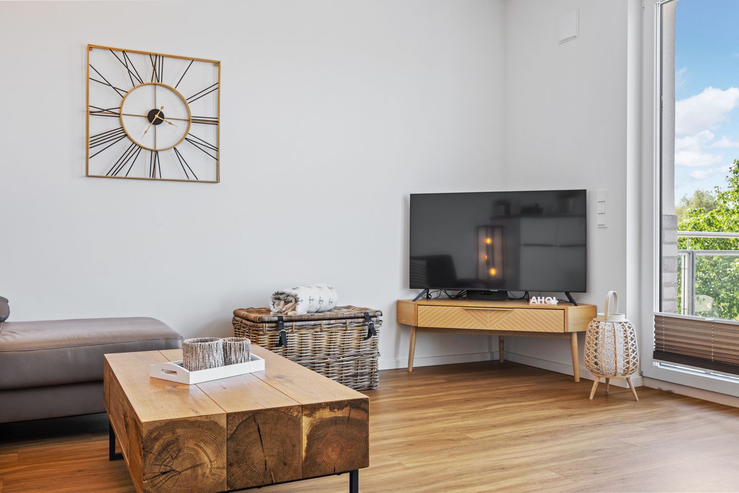 Weiße Villen Weiße Villen 1-09 Boltenhagen - Wohn-Essbereich mit Couch und Flatscreen-TV