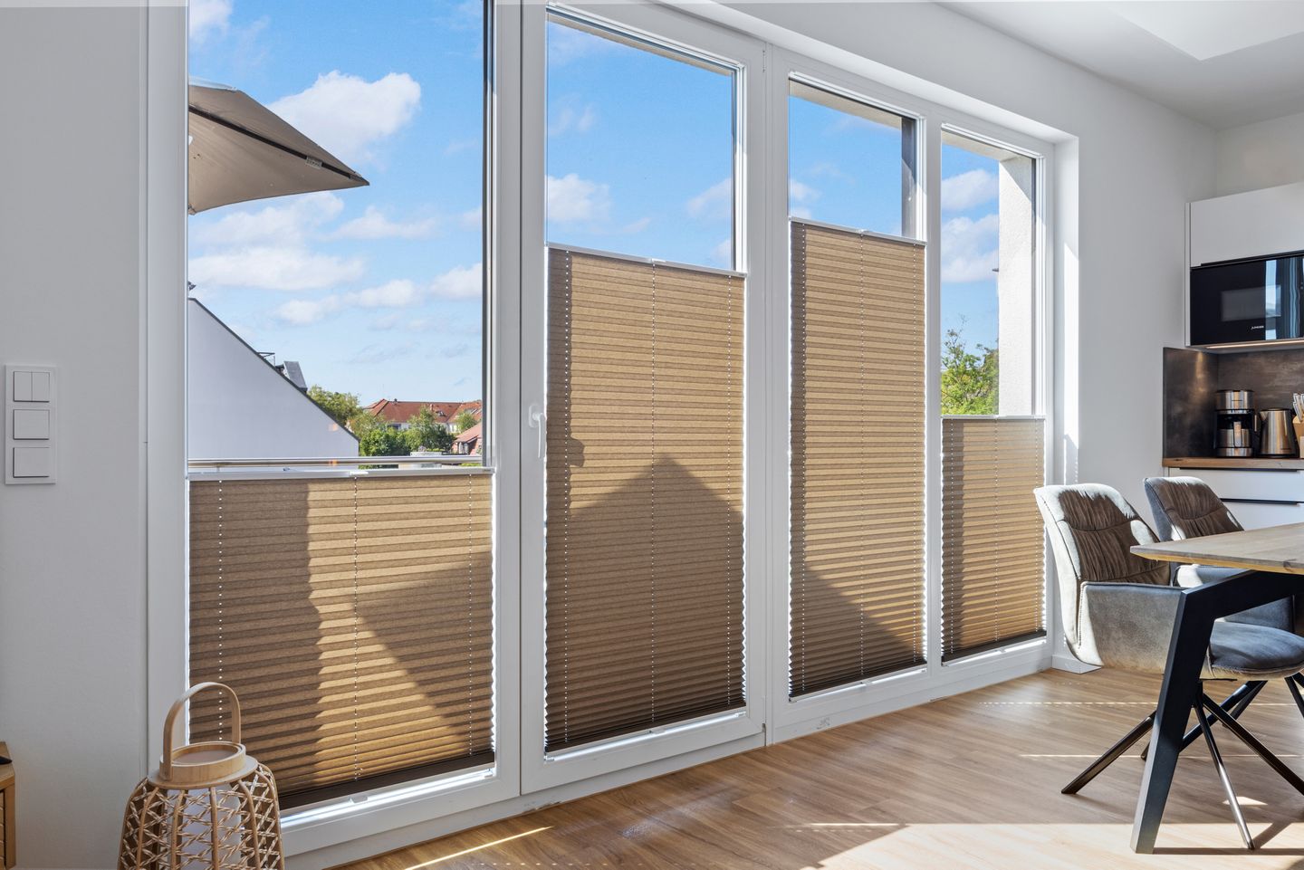 Weiße Villen Weiße Villen 1-09 Boltenhagen - Wohn-Essbereich mit Esstisch und Sitzgelegenheit