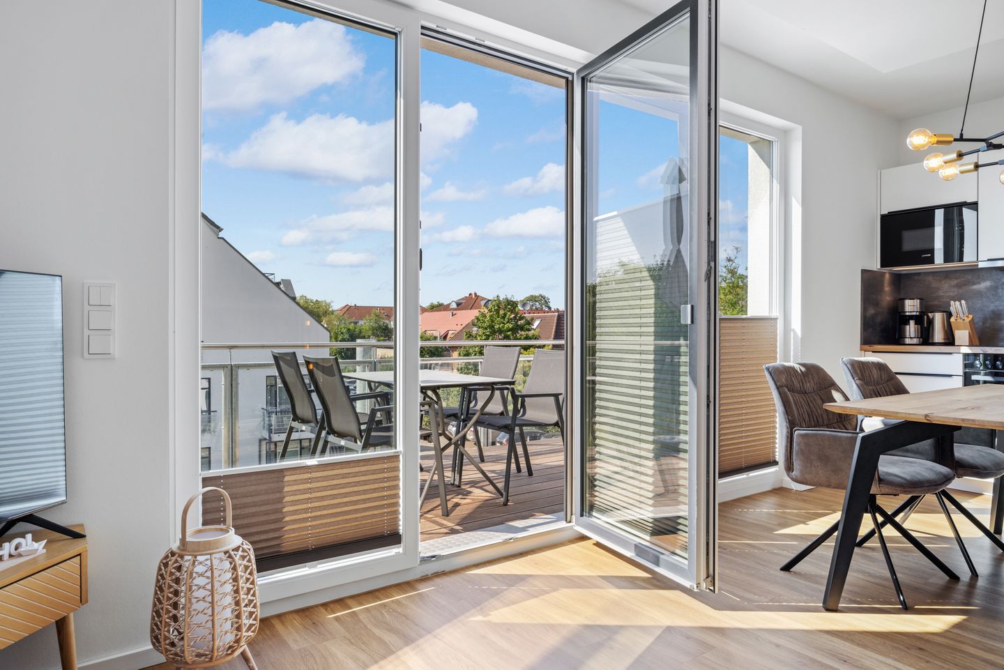 Weiße Villen Weiße Villen 1-09 Boltenhagen - Wohn-Essbereich mit Zugang zum Balkon