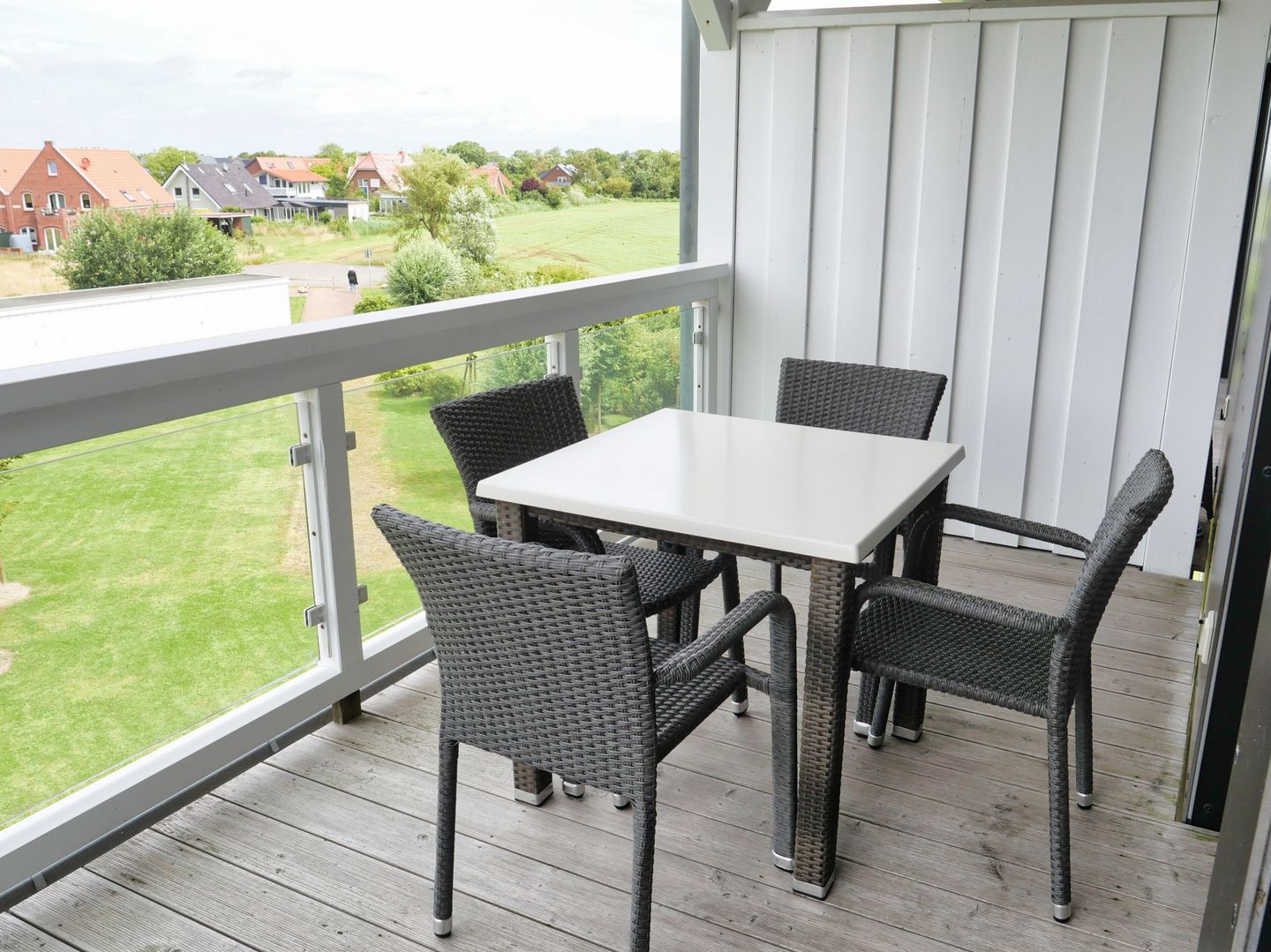 Resort Deichgraf Resort Deichgraf 31-12 Wremen - Überdachter Balkon mit Sitzgelegenheit