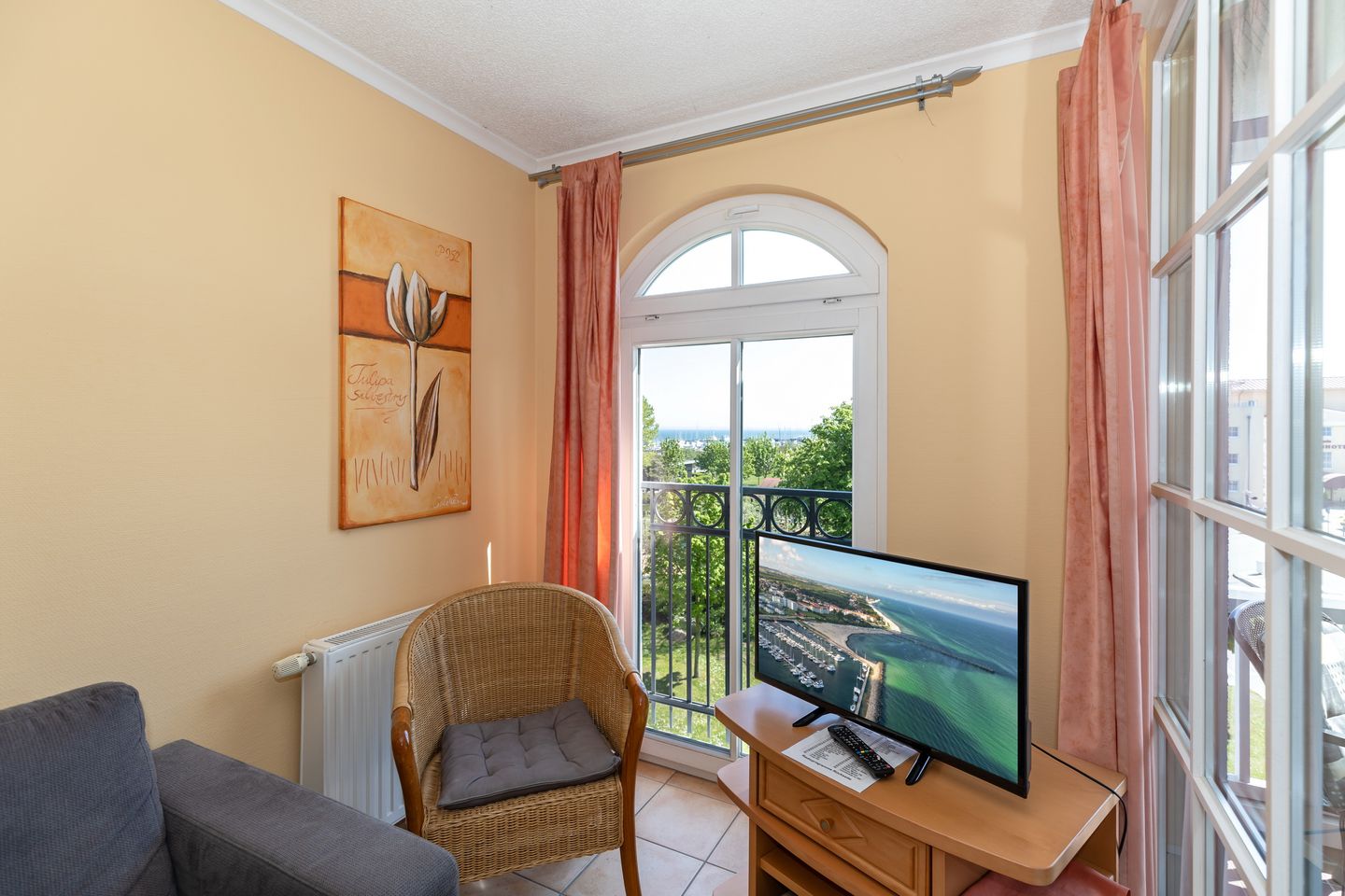 Apartmenthaus Atlantik Apartmenthaus Atlantik 318 Kühlungsborn - Wohn-Essbereich mit Flatscreen-TV