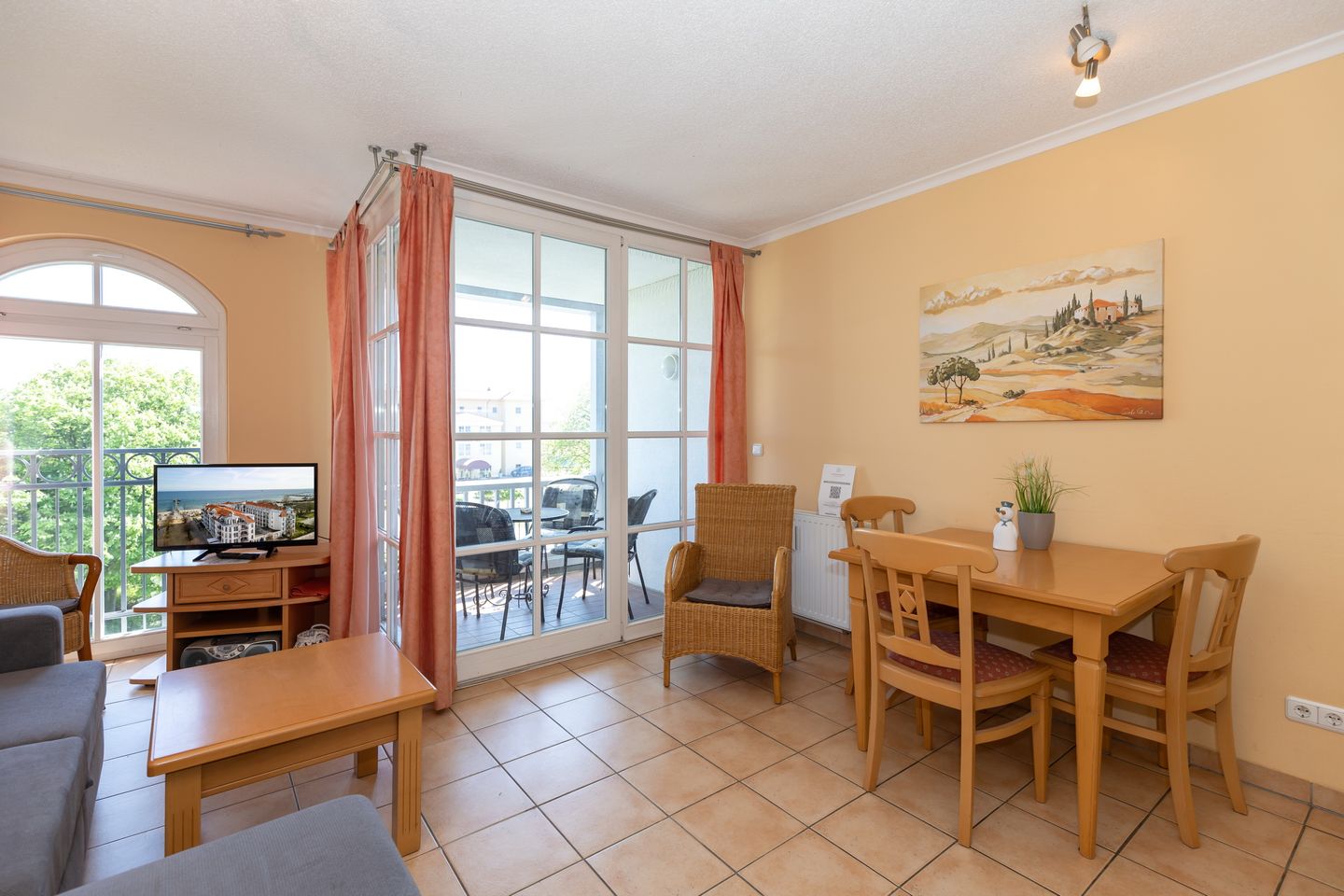 Apartmenthaus Atlantik Apartmenthaus Atlantik 318 Kühlungsborn - Wohn-Essbereich mit Couch und Esstisch