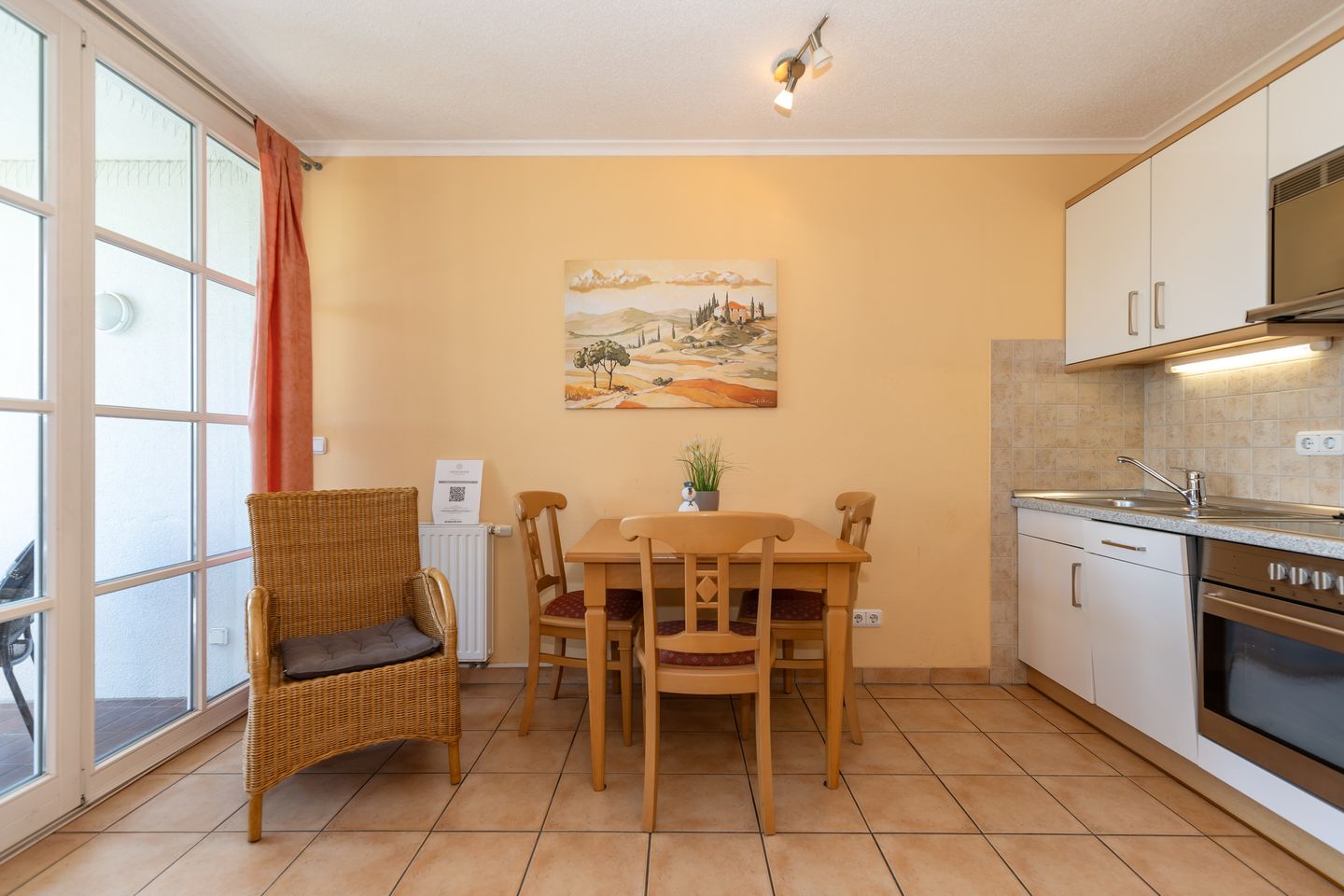 Apartmenthaus Atlantik Apartmenthaus Atlantik 318 Kühlungsborn - Wohn-Essbereich mit Esstisch, Sitzgelegenheit und Küchenzeile