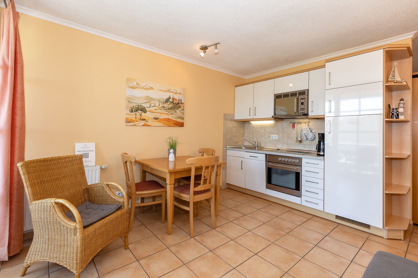 Apartmenthaus Atlantik Apartmenthaus Atlantik 318 Kühlungsborn - Wohn-Essbereich mit Esstisch, Sitzgelegenheit und Küchenzeile