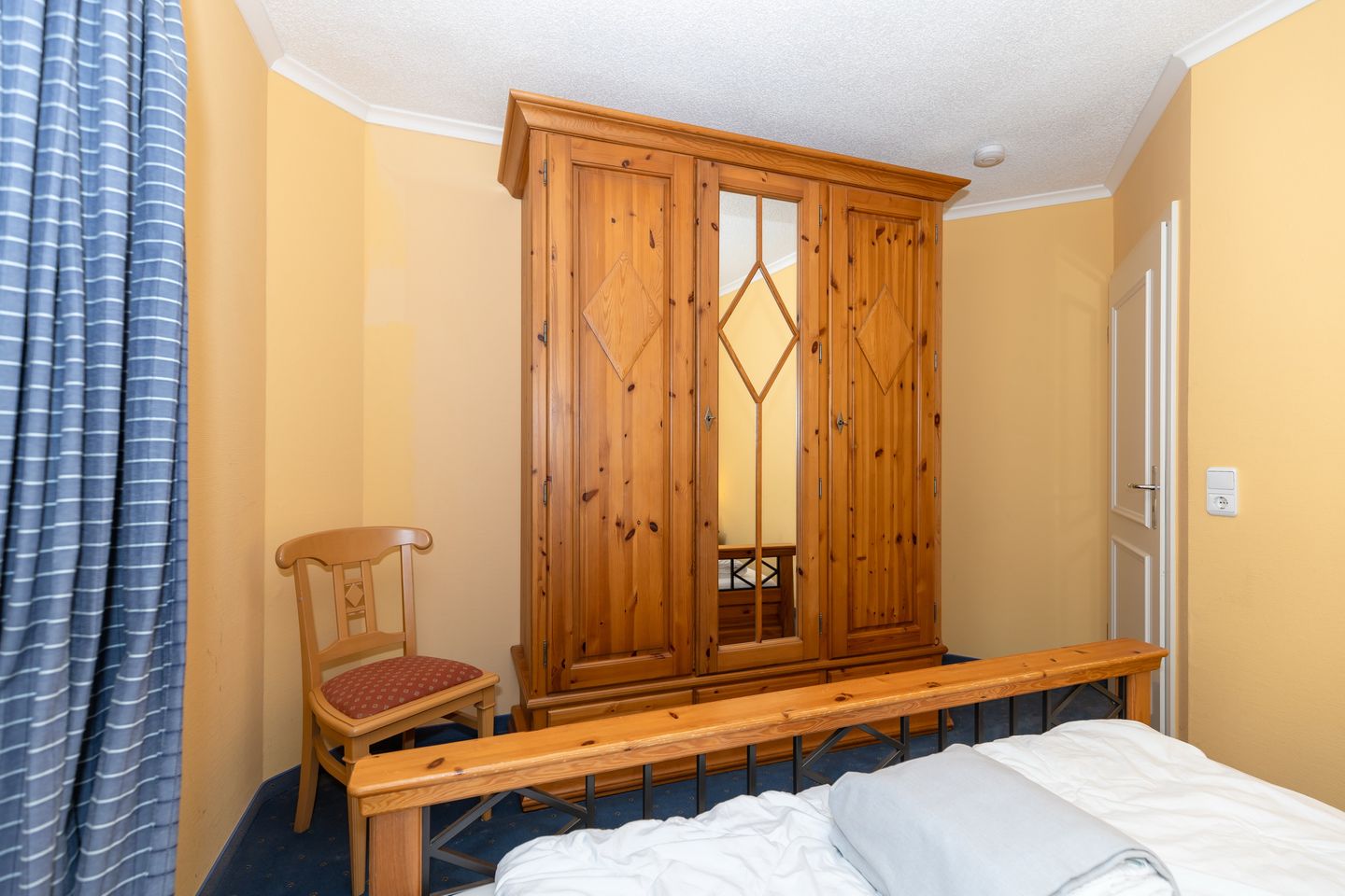 Apartmenthaus Atlantik Apartmenthaus Atlantik 318 Kühlungsborn - Schlafzimmer mit Doppelbett und Kleiderschrank