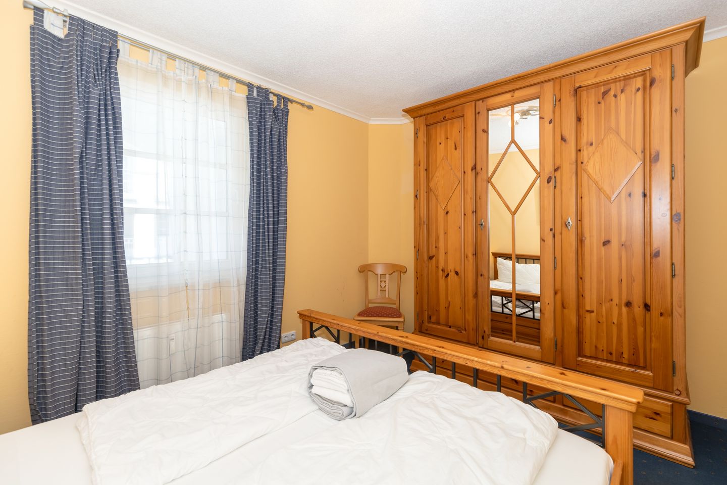 Apartmenthaus Atlantik Apartmenthaus Atlantik 318 Kühlungsborn - Schlafzimmer mit Doppelbett und Kleiderschrank