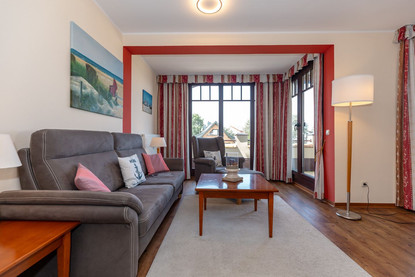 Urlaubsräume am Meer Urlaubsräume am Meer 4-12 Kühlungsborn - Wohn-Essbereich mit Couch