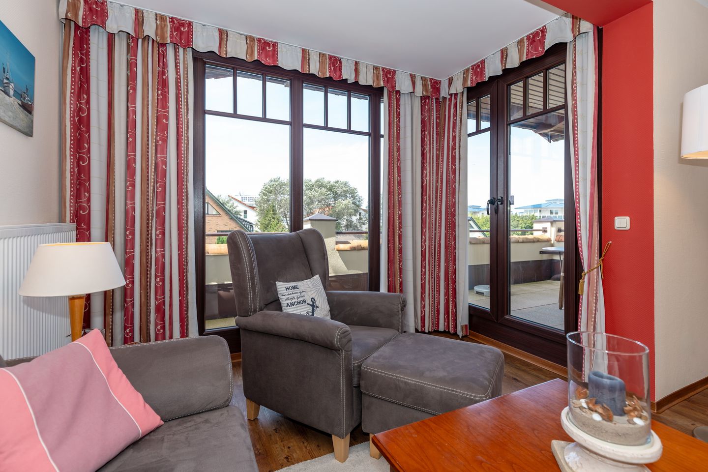 Urlaubsräume am Meer Urlaubsräume am Meer 4-12 Kühlungsborn - Wohn-Essbereich mit Couch