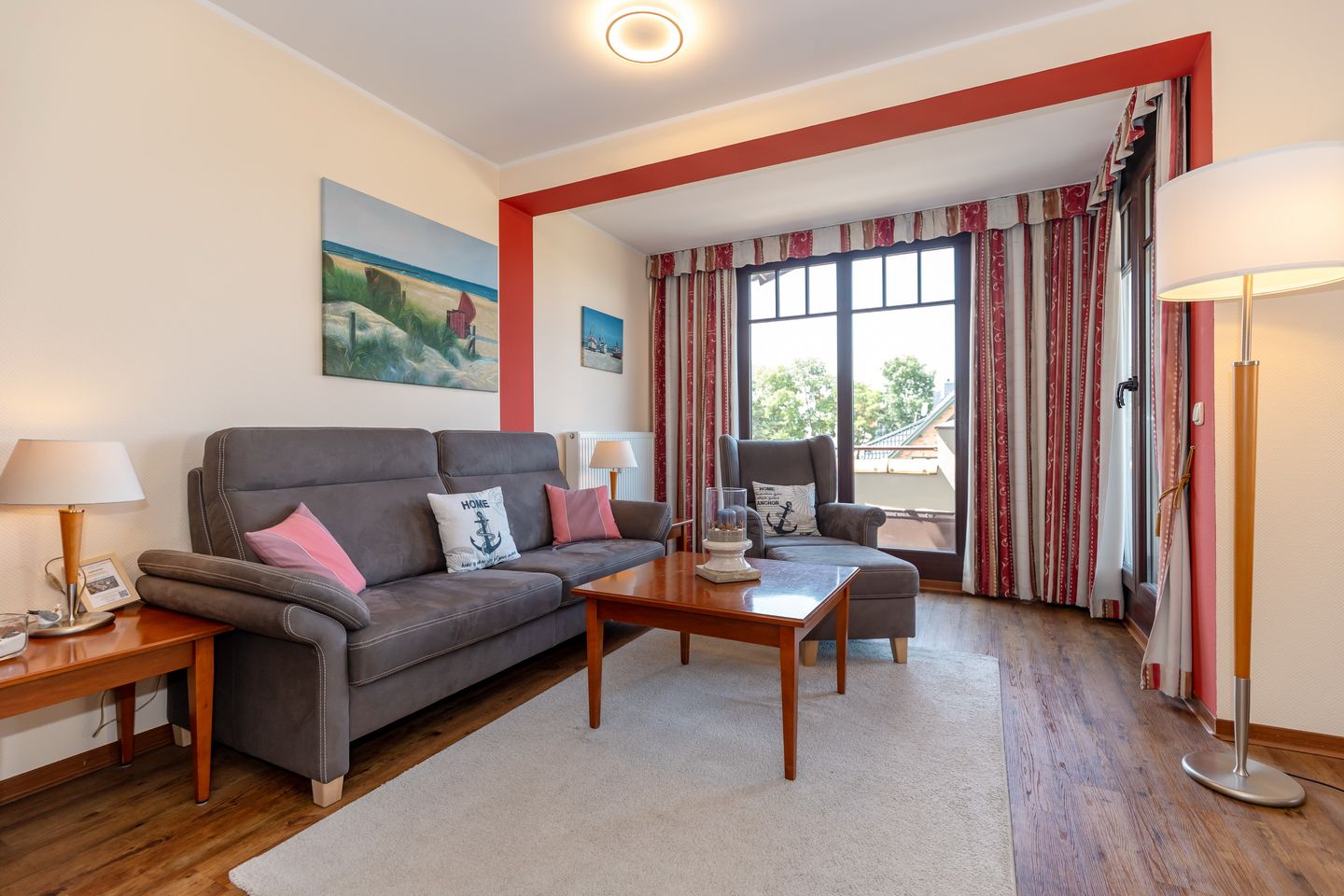 Urlaubsräume am Meer Urlaubsräume am Meer 4-12 Kühlungsborn - Wohn-Essbereich mit Couch