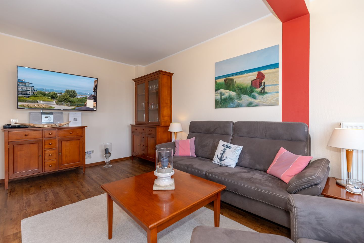 Urlaubsräume am Meer Urlaubsräume am Meer 4-12 Kühlungsborn - Wohn-Essbereich mit Couch und Flatscreen-TV