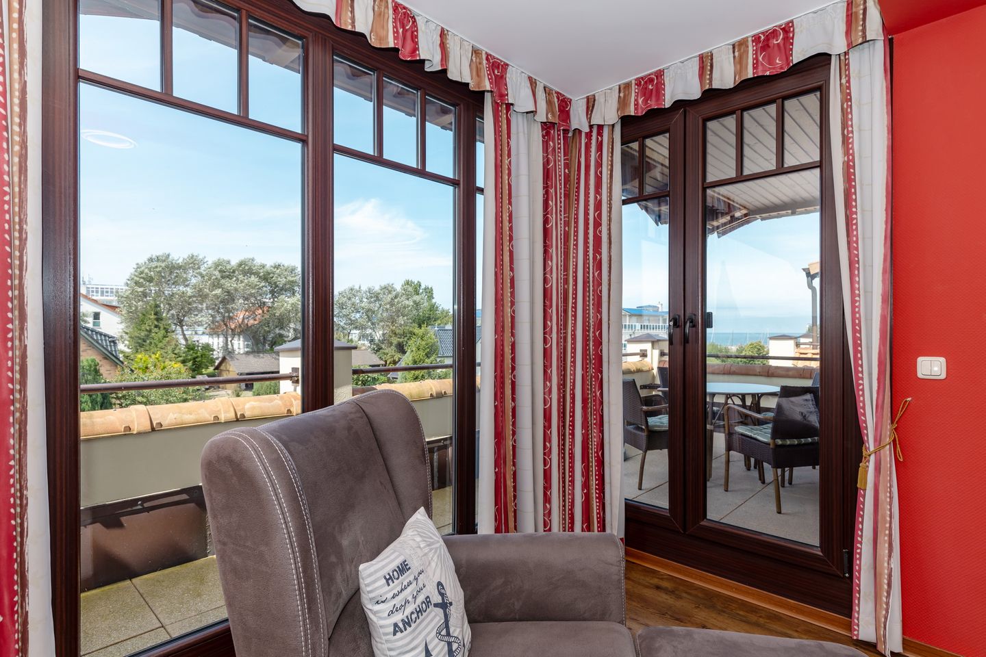 Urlaubsräume am Meer Urlaubsräume am Meer 4-12 Kühlungsborn - Wohn-Essbereich mit Couch