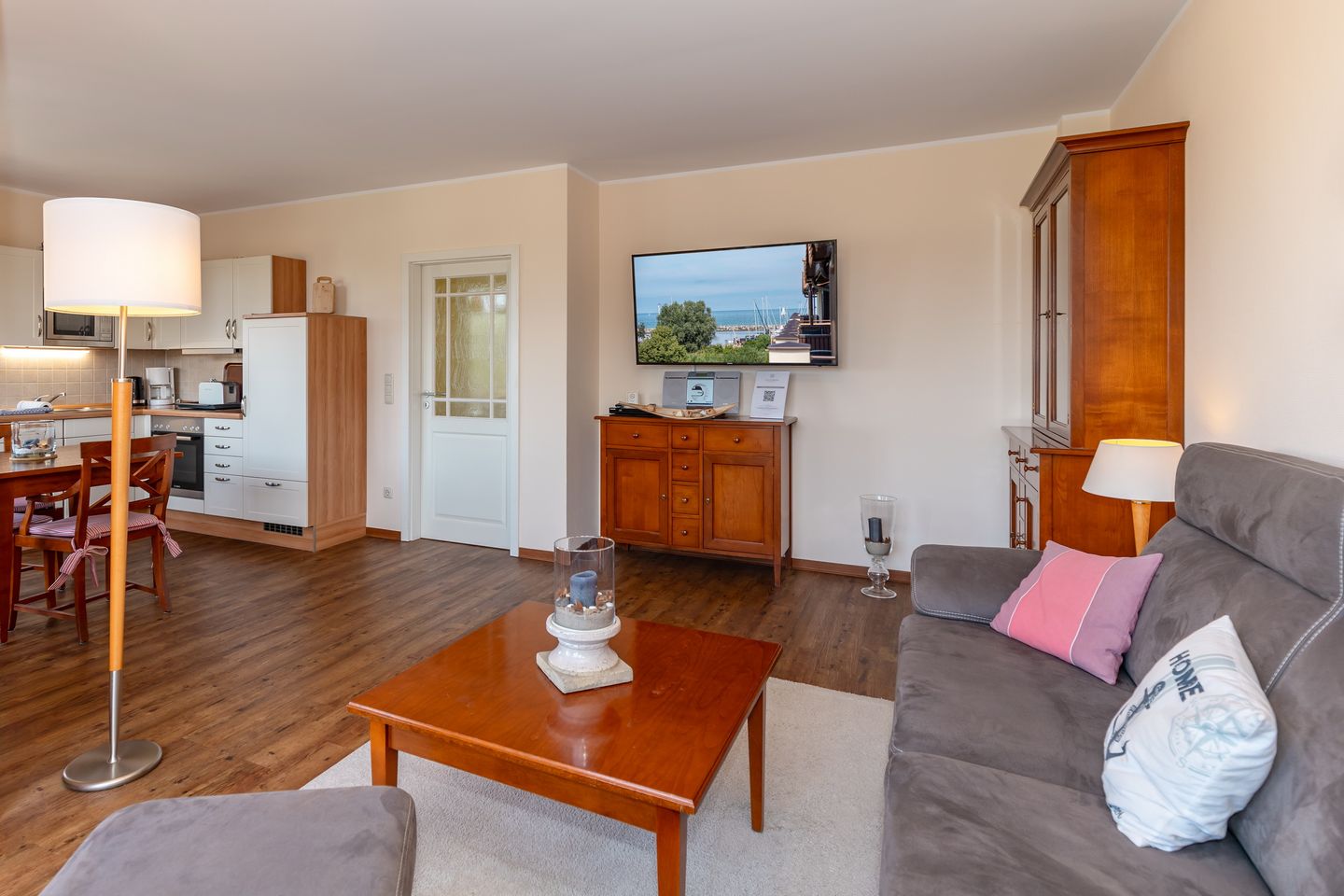 Urlaubsräume am Meer Urlaubsräume am Meer 4-12 Kühlungsborn - Wohn-Essbereich mit Couch und Flatscreen-TV