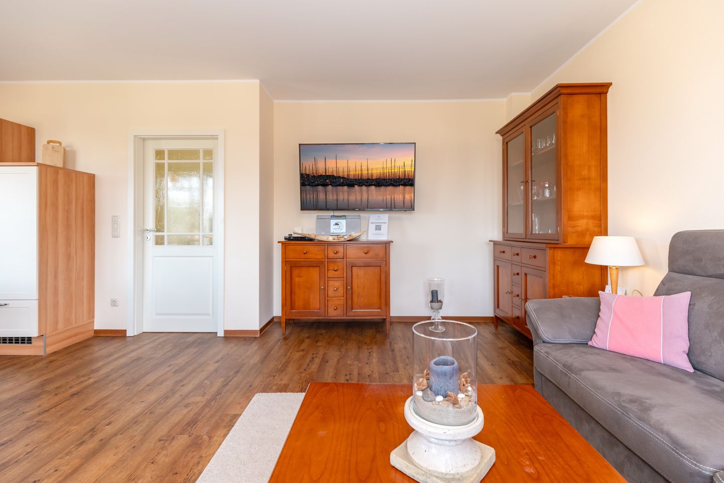 Urlaubsräume am Meer Urlaubsräume am Meer 4-12 Kühlungsborn - Wohn-Essbereich mit Couch