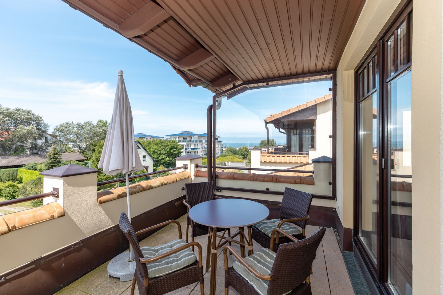 Urlaubsräume am Meer Urlaubsräume am Meer 4-12 Kühlungsborn - Überdachter Balkon mit Sitzgelegenheit