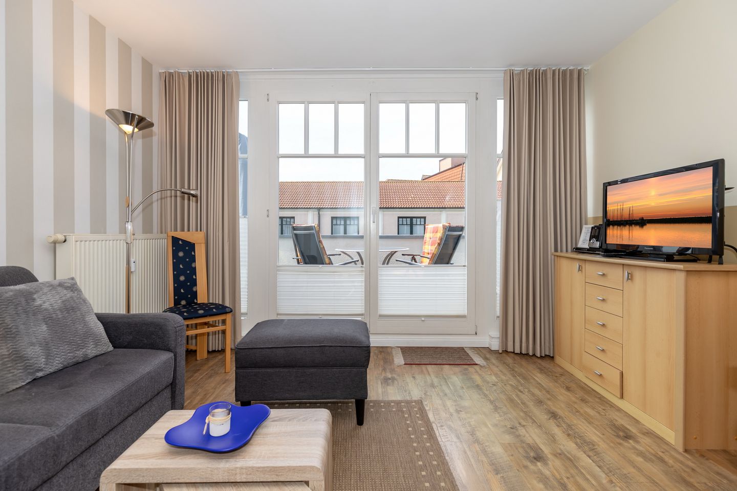 Meeresblick Meeresblick 219 Kühlungsborn - Wohn-Essbereich mit Couch und Flatscreen-TV