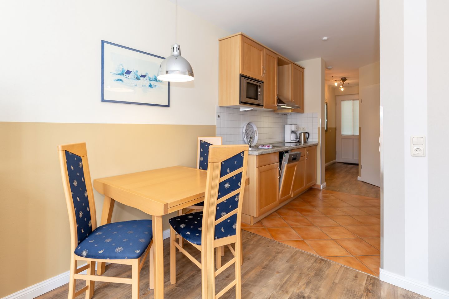 Meeresblick Meeresblick 219 Kühlungsborn - Wohn-Essbereich mit Esstisch, Sitzgelegenheit und Küchenzeile