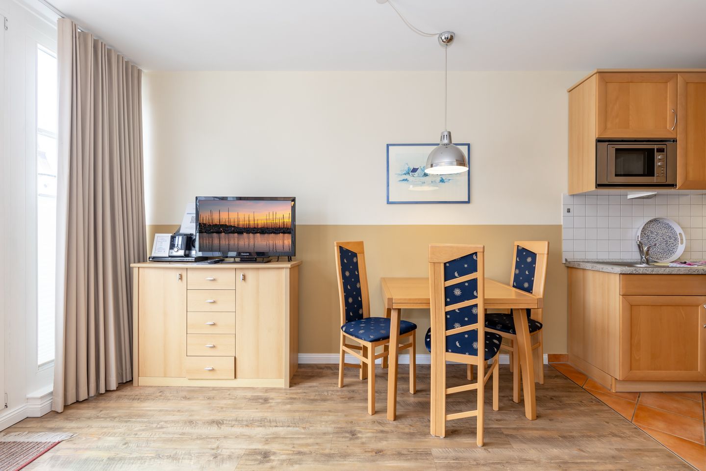 Meeresblick Meeresblick 219 Kühlungsborn - Wohn-Essbereich mit Esstisch, Sitzgelegenheit und Flatscreen TV