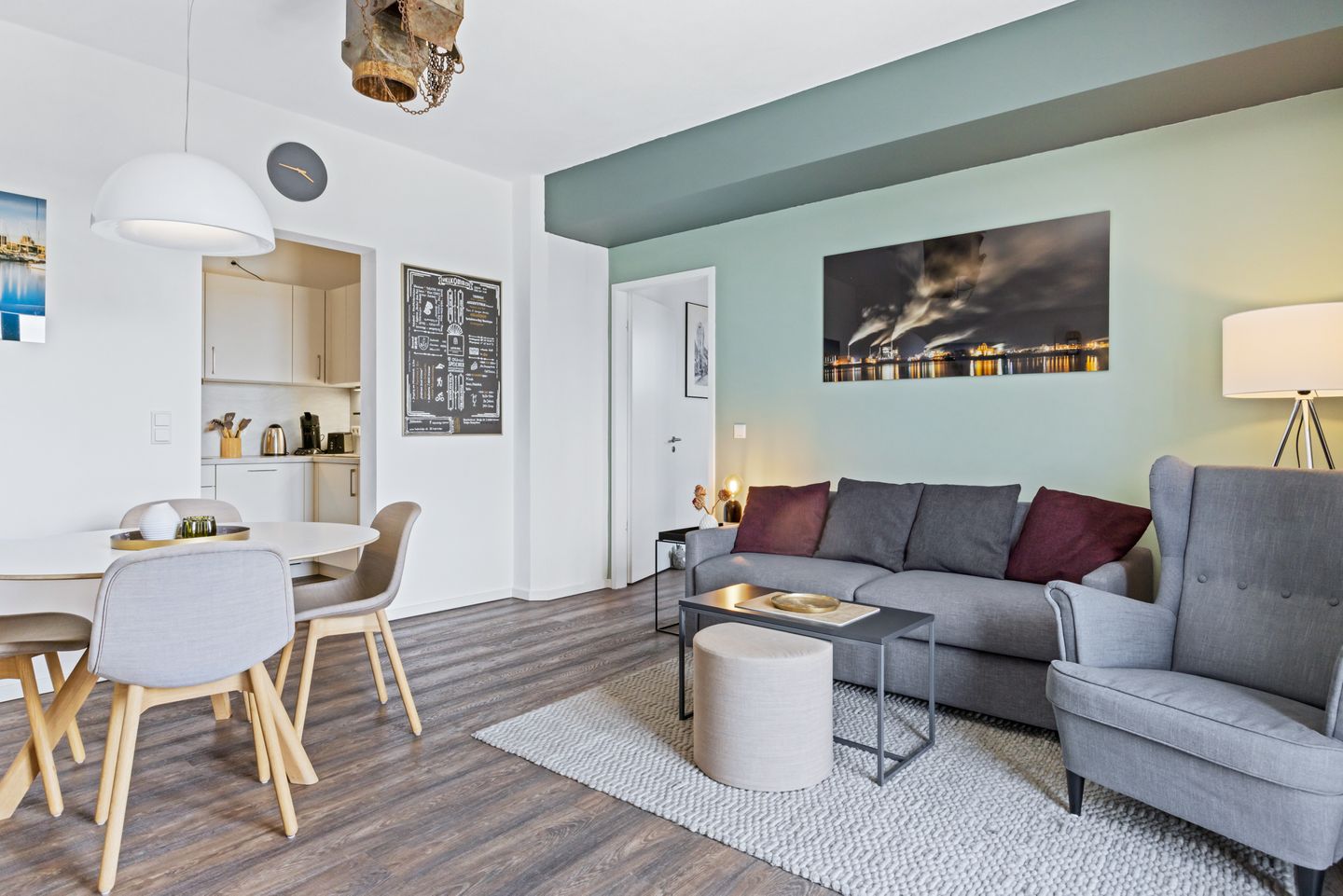 Ohlerich Speicher Ohlerich Speicher 4-22 Wismar - Wohn-Essbereich mit Couch und Esstisch