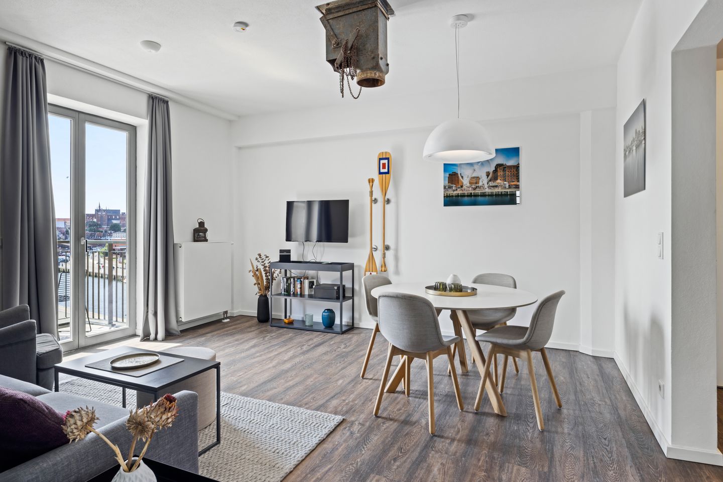 Ohlerich Speicher Ohlerich Speicher 4-22 Wismar - Wohn-Essbereich mit Couch und Esstisch