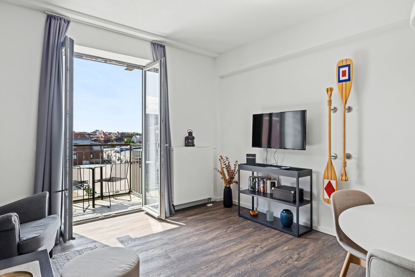 Ohlerich Speicher Ohlerich Speicher 4-22 Wismar - Wohn-Essbereich mit Couch und Flatscreen-TV